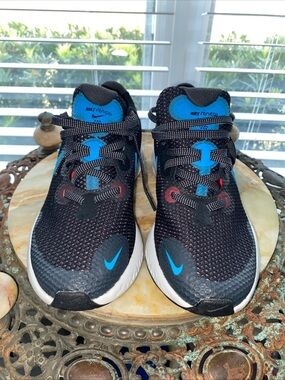 Nike Renew Run Youth sneakers Black/ Blue Size 6Y